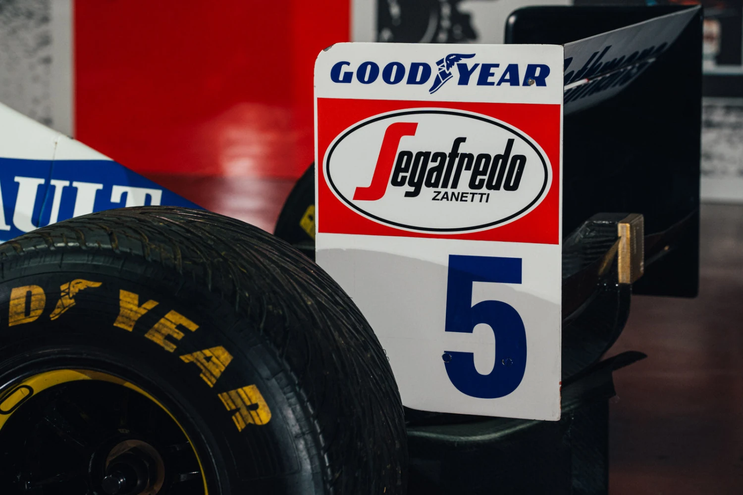 Official Williams 1995 FW17 Show Car With Damon Hill Race Suit 11 Official Williams 1995 FW17 Show Car With Damon Hill Race Suit