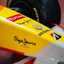 F1® Race Cars 2009 Renault R29 Official Show Car