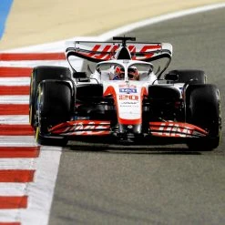 Haas Haas Kevin Magnussen 2022 Signed Photograph – Bahrain GP 9 Haas Haas Kevin Magnussen 2022 Signed Photograph – Bahrain GP